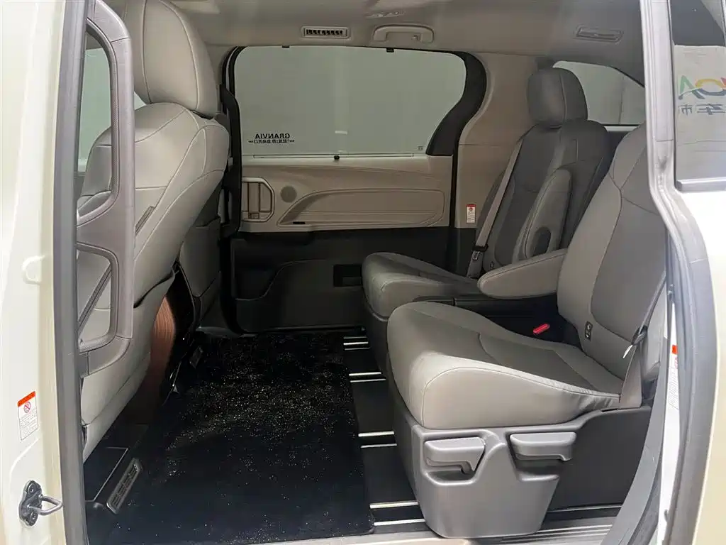 Toyota Granvia 2024 2.5L Hybrid Comfort фото 10