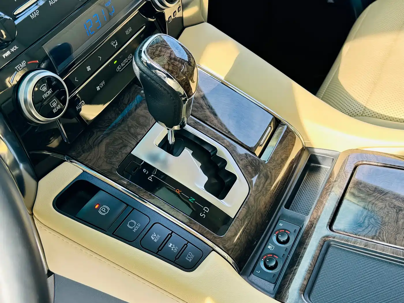 Toyota Alphard 2021 Hybrid 2.5L Premium фото 18