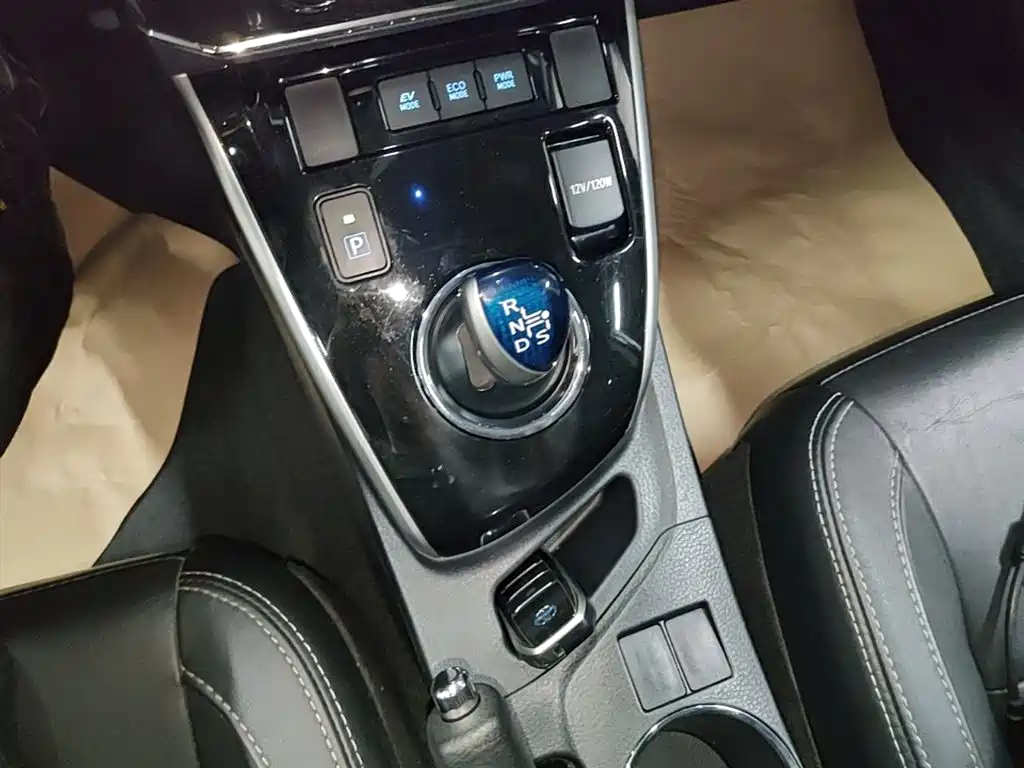 Toyota Corolla 2016 Dual Hybrid 1.8L E-CVT Elite Edition фото 14