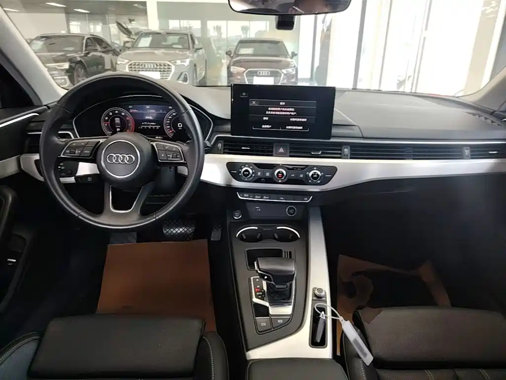 Фото 10 - Audi A4L