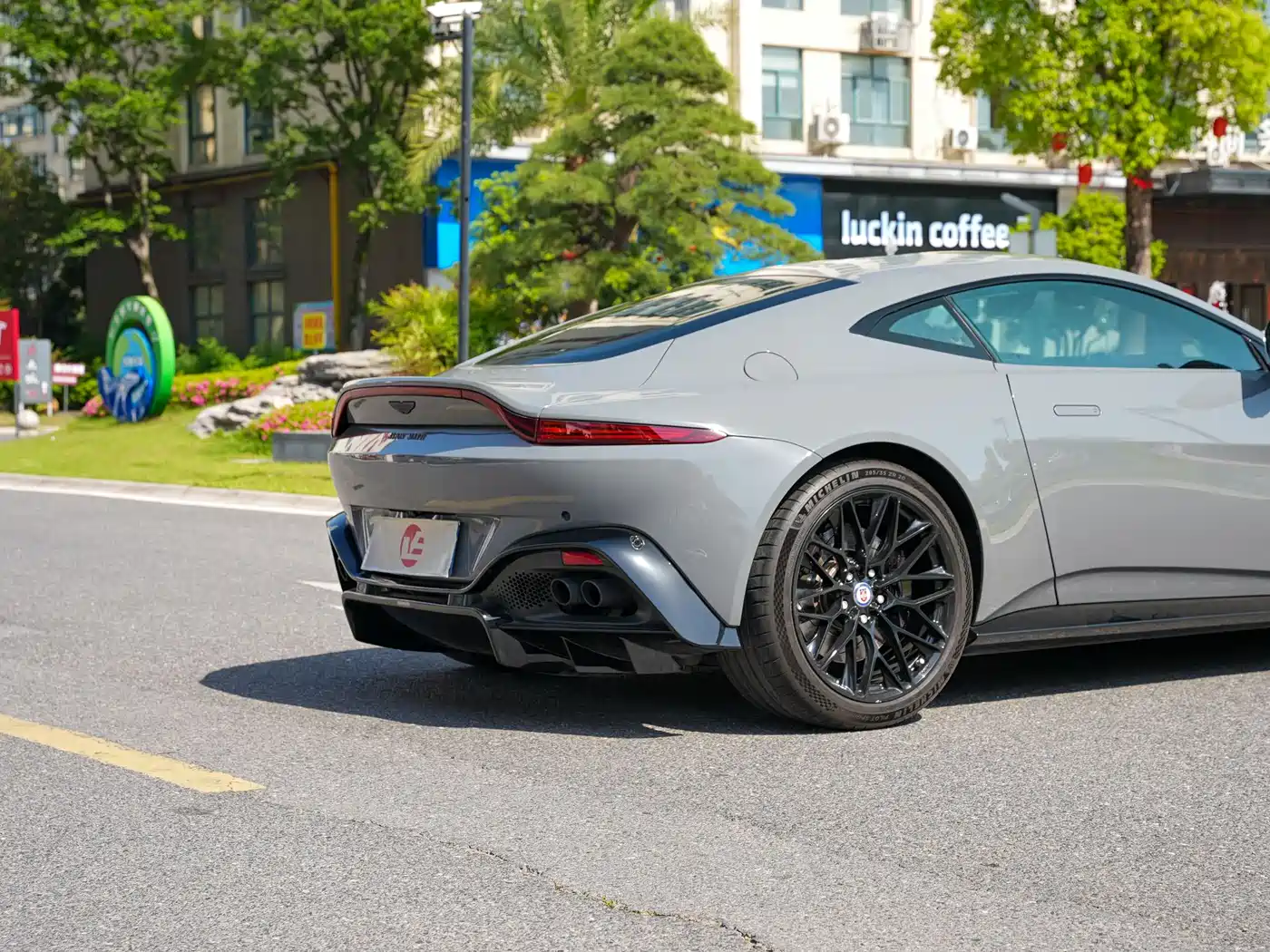 Aston Martin V8 Vantage 2020 4.0T V8 Coupe фото 12