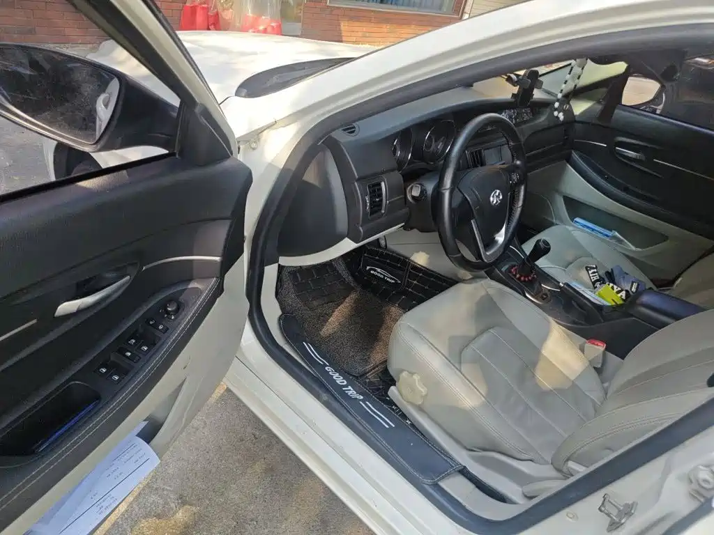 BAIC Senova D50 2015 2015 1.5L Manual Comfort Value Navigation Edition