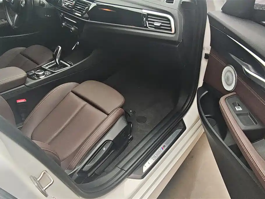 BMW 1 Series 2023 120i M Sport Shadow Edition фото 8