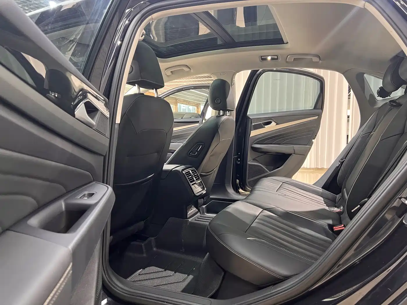 Volkswagen Passat 2022 330TSI Elite Edition фото 10