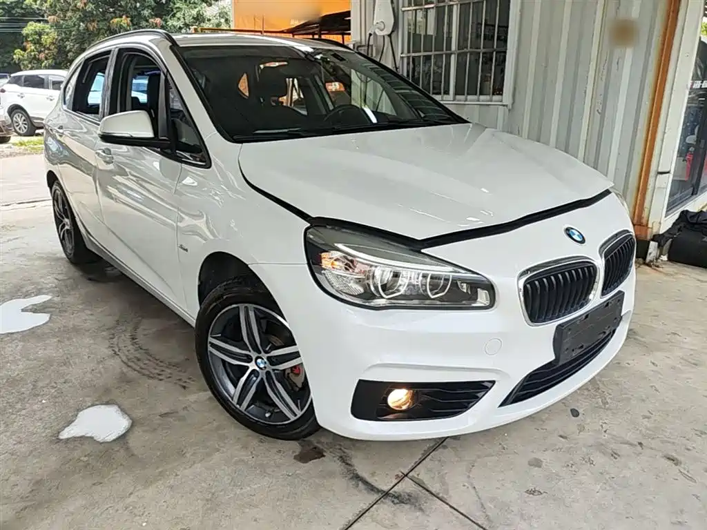 BMW 2 Series Touring 2016 218i Sport Design Package фото 4