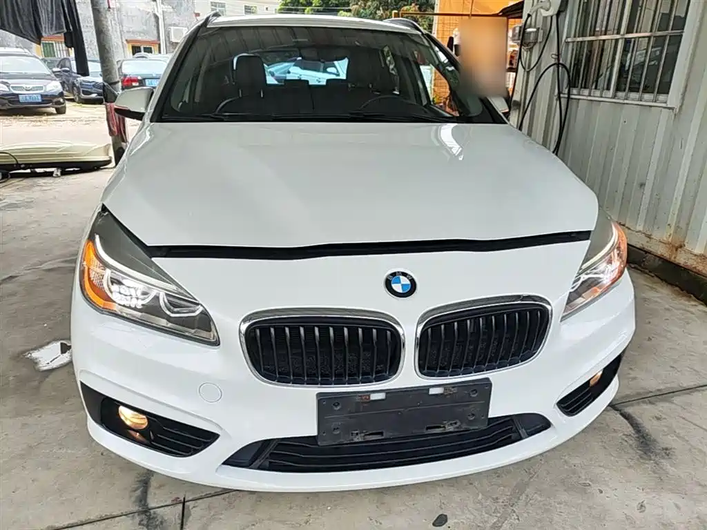 BMW 2 Series Touring 2016 218i Sport Design Package фото 3