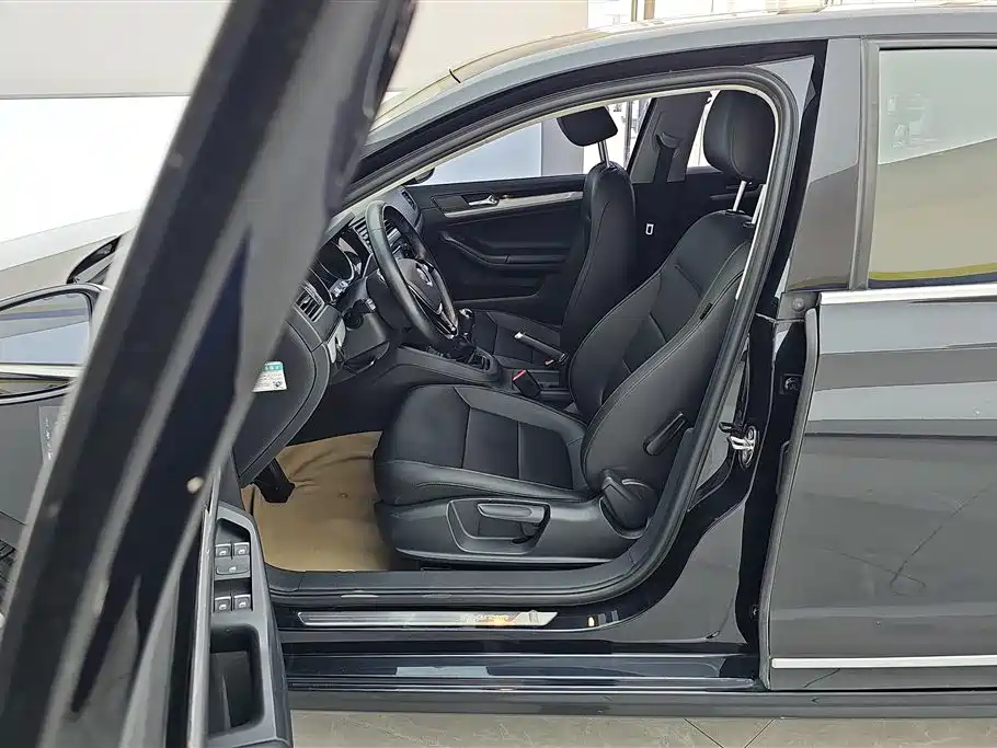Volkswagen Sagitar 2015 1.6L Manual Comfort фото 9