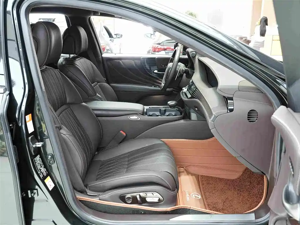 Фото 12 - Lexus LS