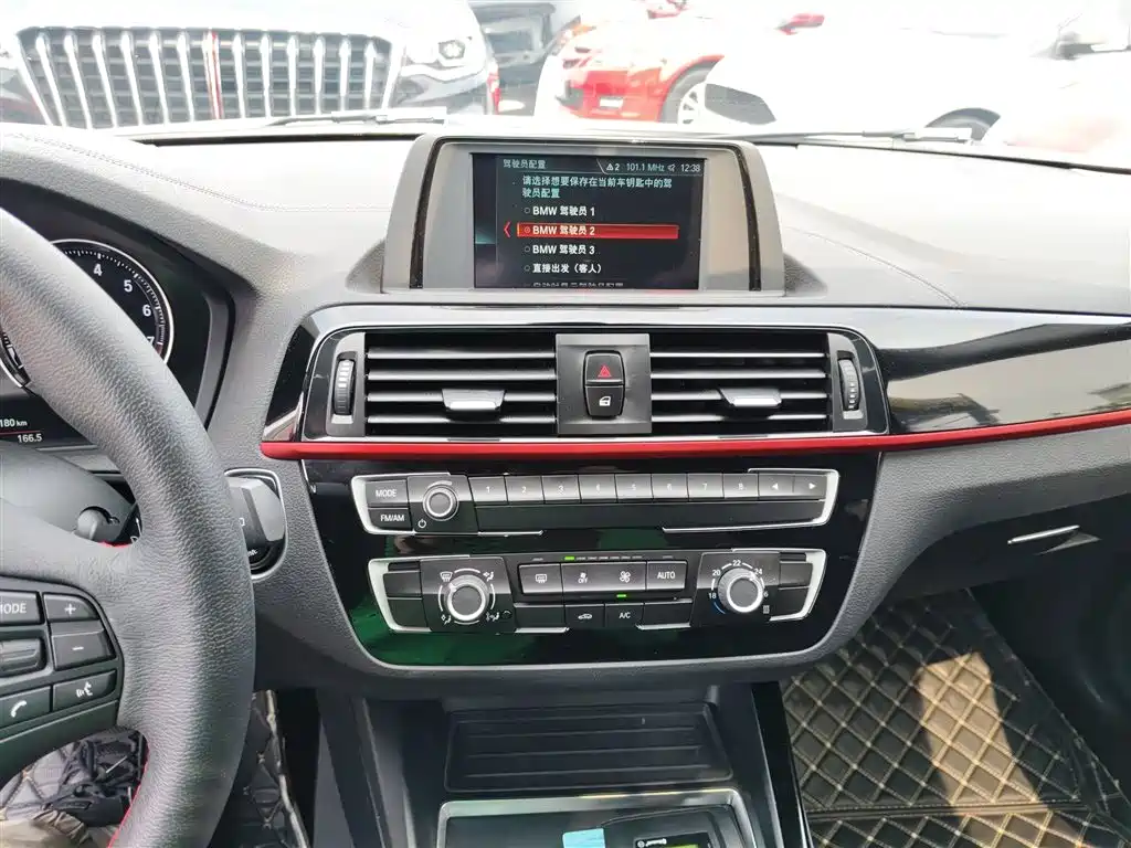 BMW 1 Series (Import) 2018 118i Sport Design Package фото 9