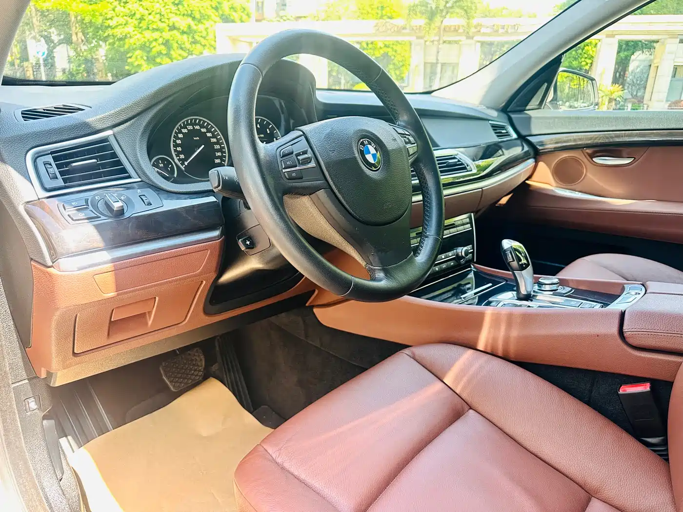 BMW 5 Series GT 2010 535i Leading Model фото 18