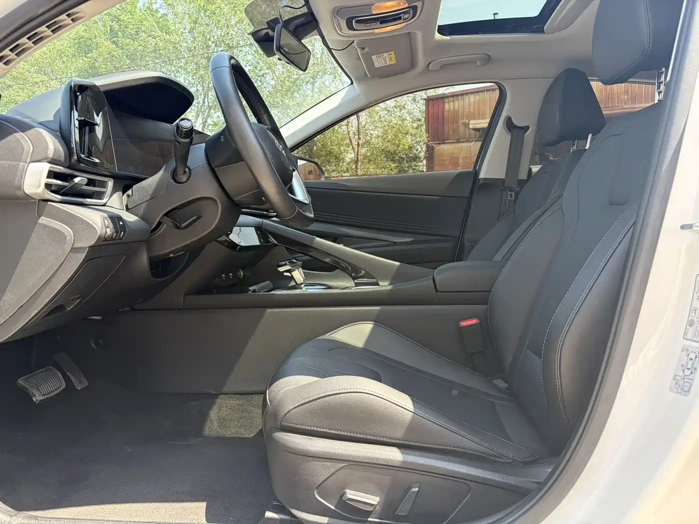 Hyundai Elantra 2021 1.5L CVT LUX Premium Edition фото 4