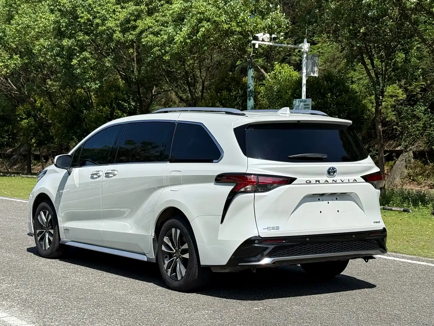Toyota Granvia 2023 2.5L Hybrid Luxury Edition фото 7