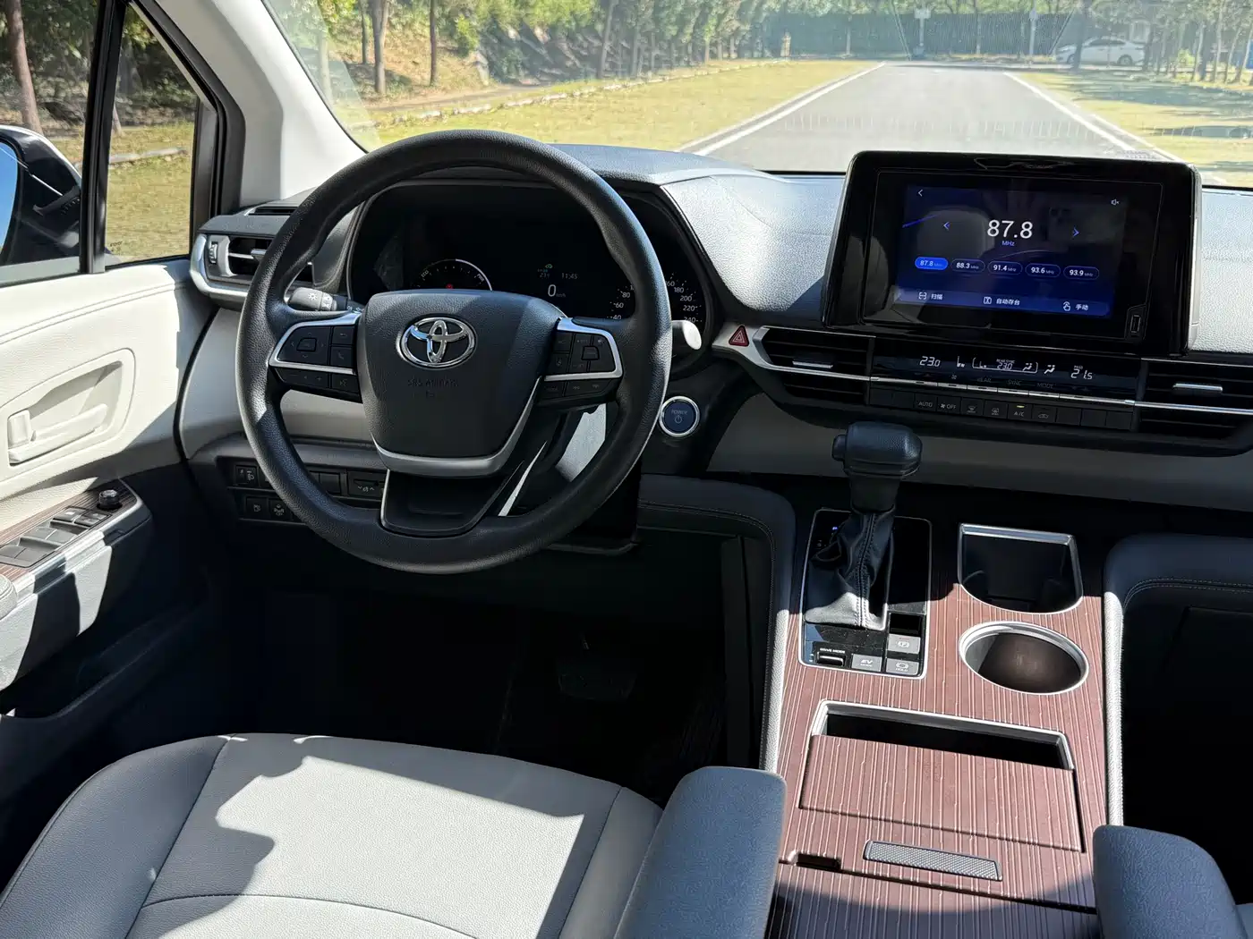 Toyota Granvia 2023 2.5L Hybrid Luxury Edition фото 11