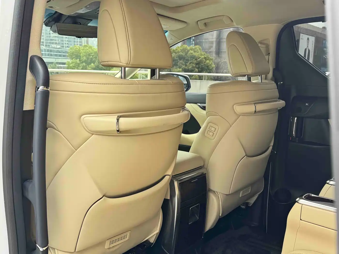 Toyota Alphard 2020 Hybrid 2.5L Luxury Edition фото 12