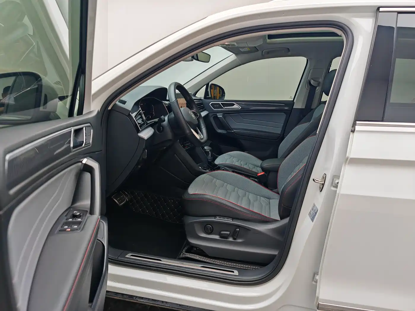 Volkswagen Tiguan L 2023 330TSI Auto 2WD R-Line Flagship Edition фото 14