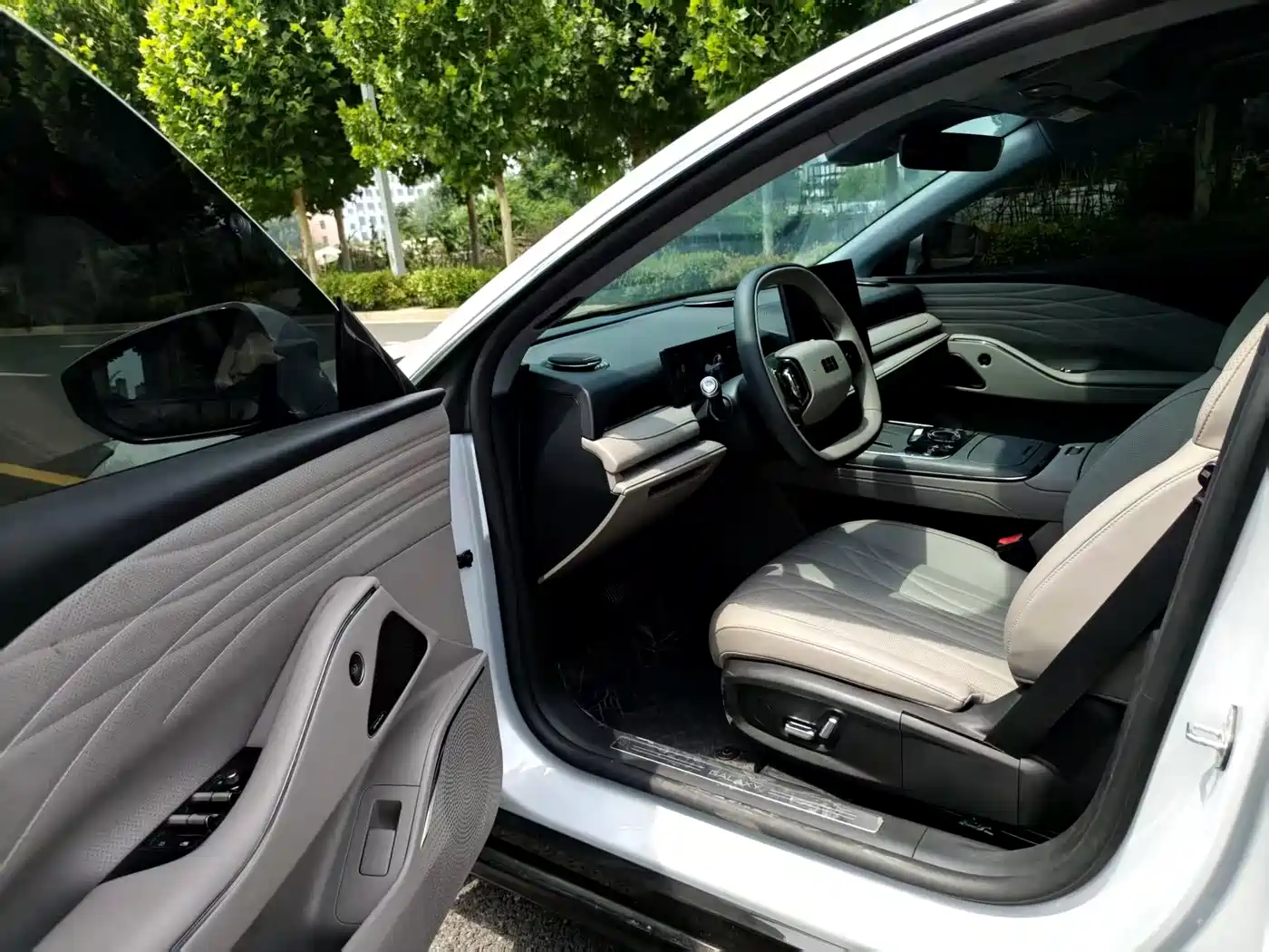 Geely Galaxy Galaxy Xingyao 8 2025 130km EM-i Premium Edition фото 6