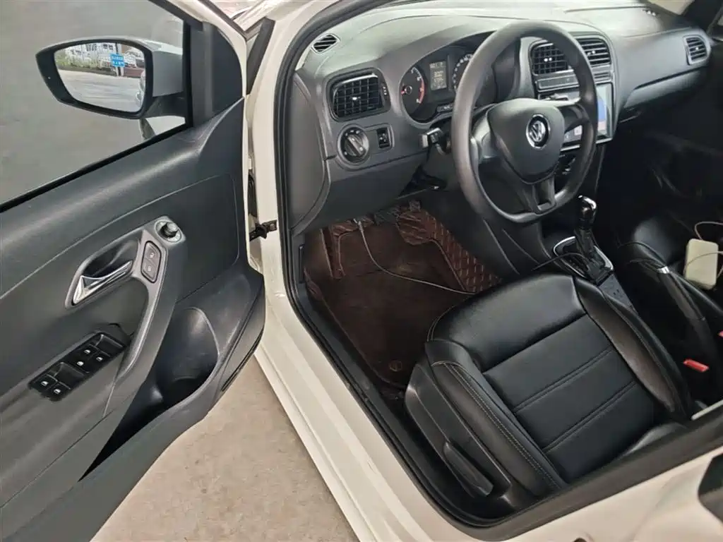 Volkswagen Polo 2016 1.4L Automatic Trend фото 16