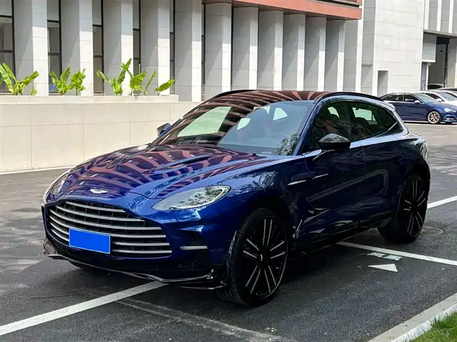 ASTON MARTIN DBX