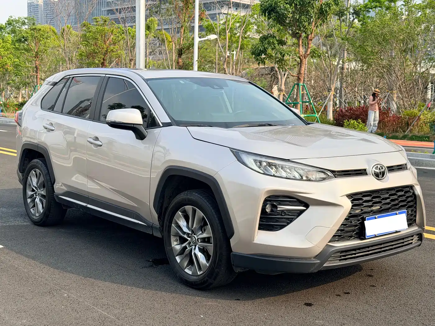 Toyota Wildlander 2022 2.0L CVT FWD Luxury Edition фото 3