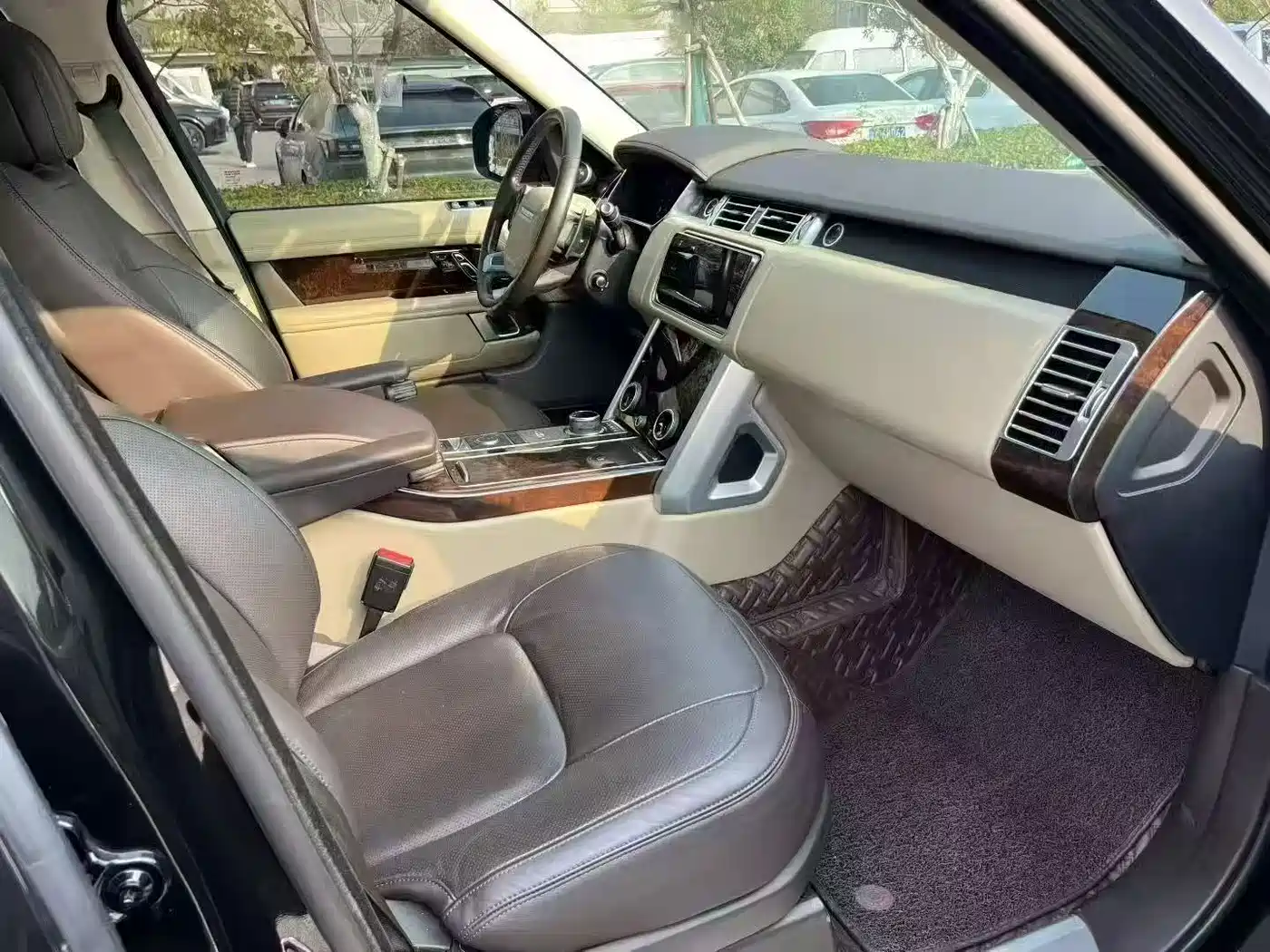 Land Rover Range Rover 2020 3.0 L6 Heritage Extended Edition фото 9