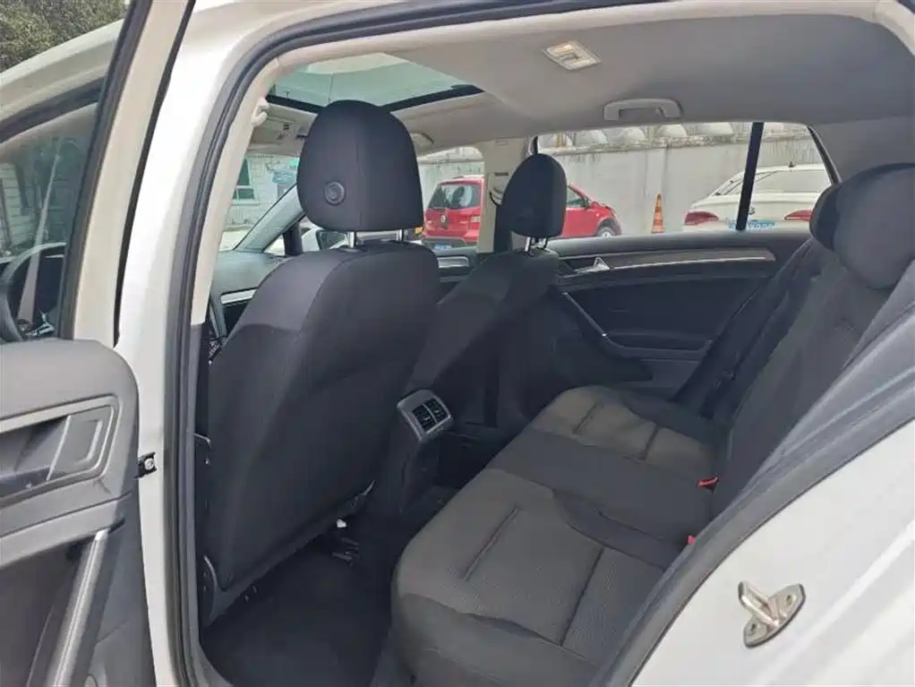Volkswagen Golf 2016 1.6L Automatic Comfort фото 10