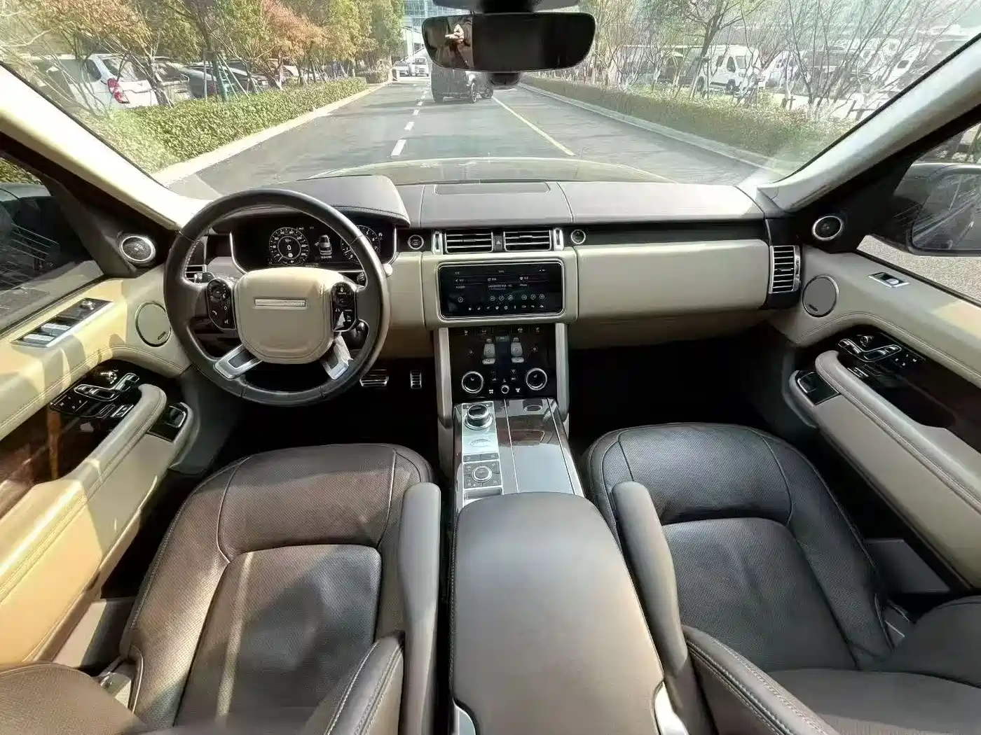 Land Rover Range Rover 2020 3.0 L6 Heritage Extended Edition фото 8
