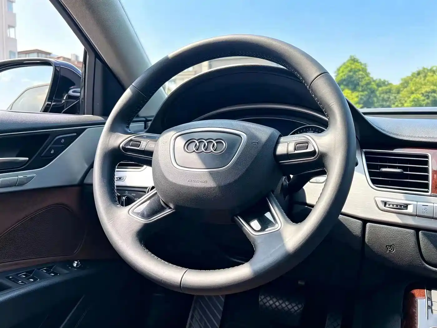 Фото 12 - Audi A8