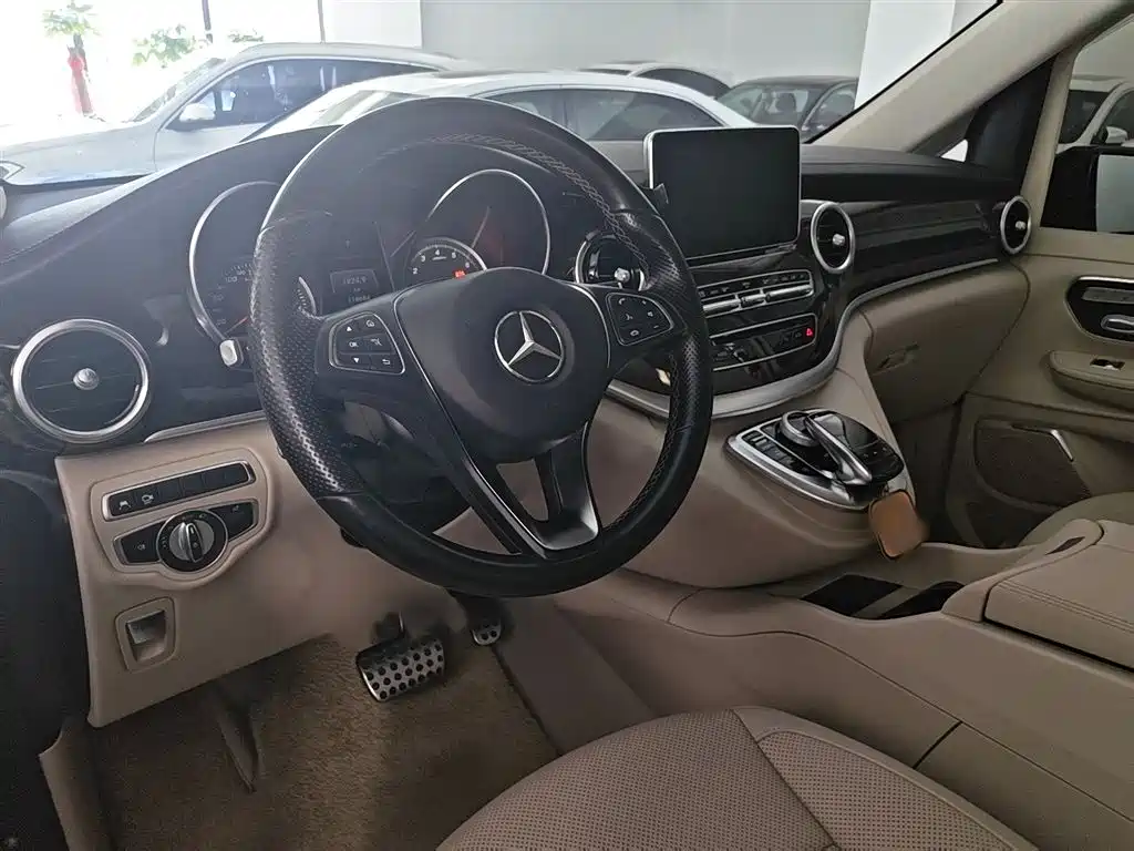Mercedes-Benz V-Class 2017 Model V 260 L Premium Extended Edition фото 16