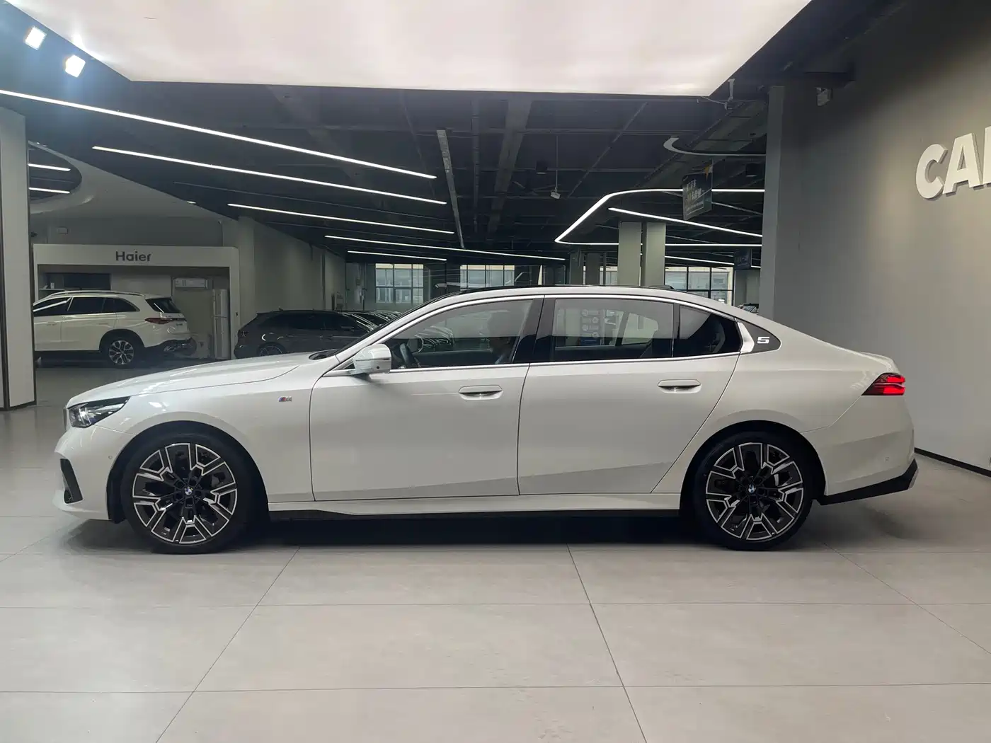 BMW 5 Series 2025 530Li Premium M Sport Package фото 8