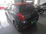 Фото 5 - Suzuki Swift