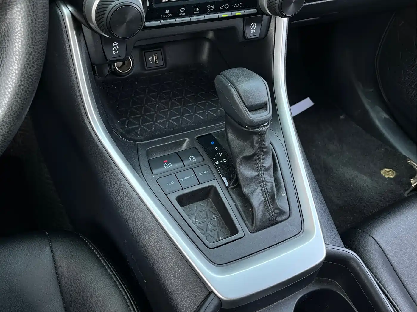 Toyota Wildlander 2023 2.0L CVT FWD LE фото 10