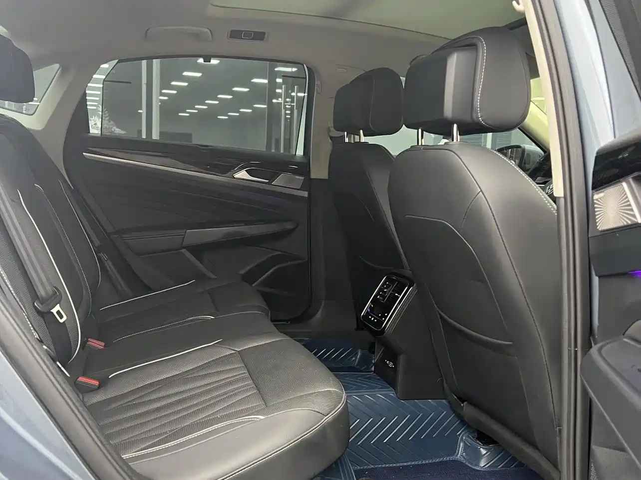 Volkswagen Passat 2022 330TSI Luxury Edition фото 35