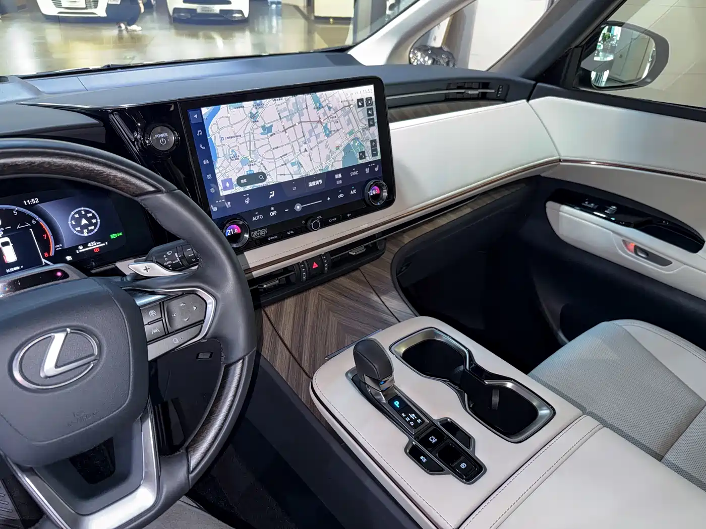 Lexus LM 2023 500h 6-Seater Prestige Edition фото 10