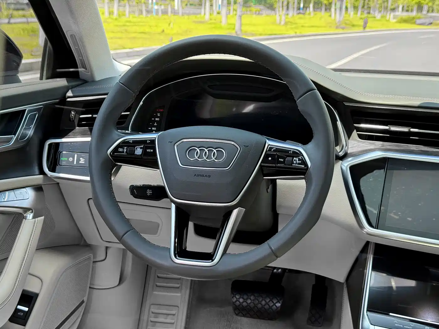Фото 9 - Audi A6L