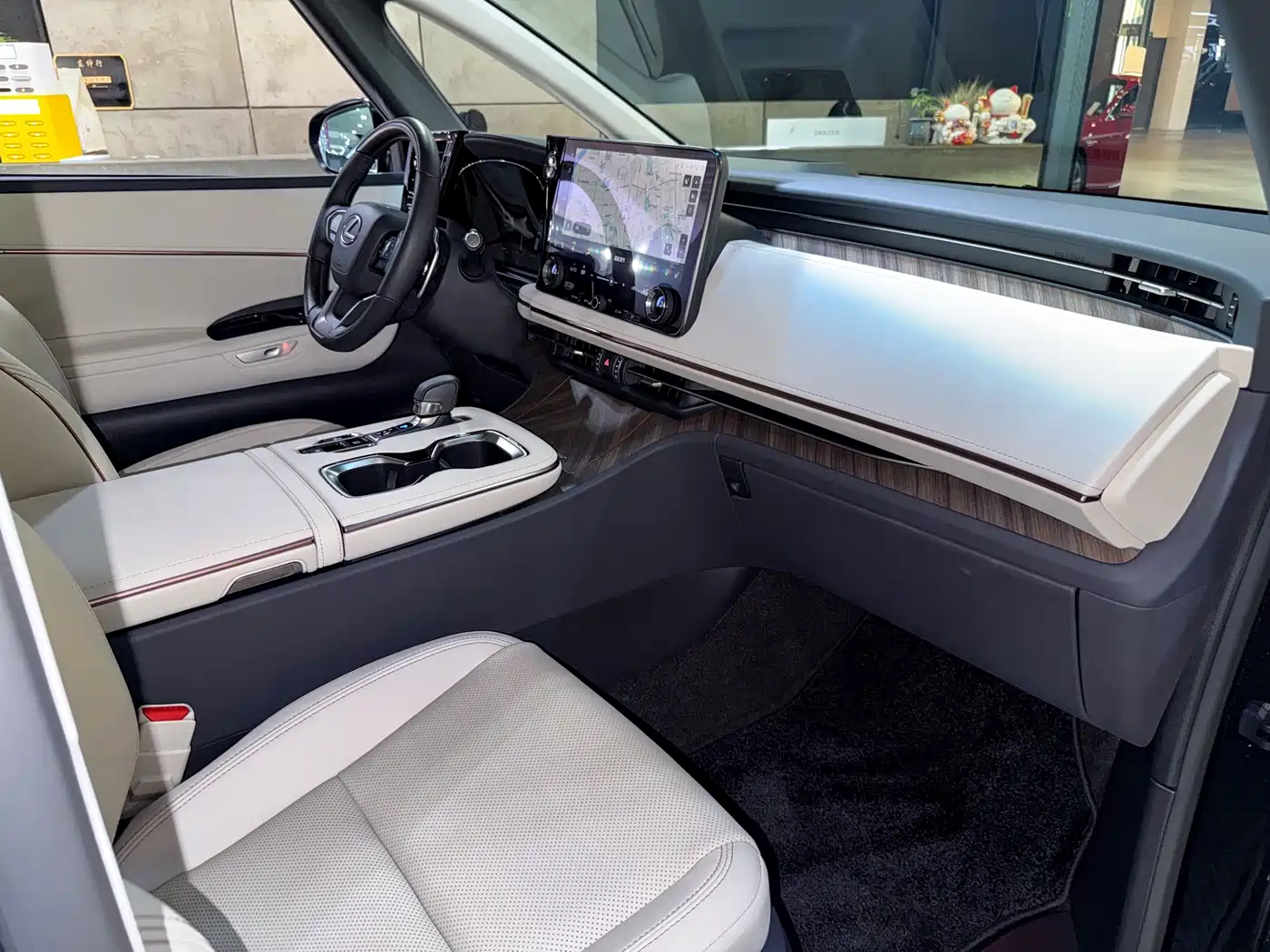 Lexus LM 2023 500h 6-Seater Prestige Edition фото 30