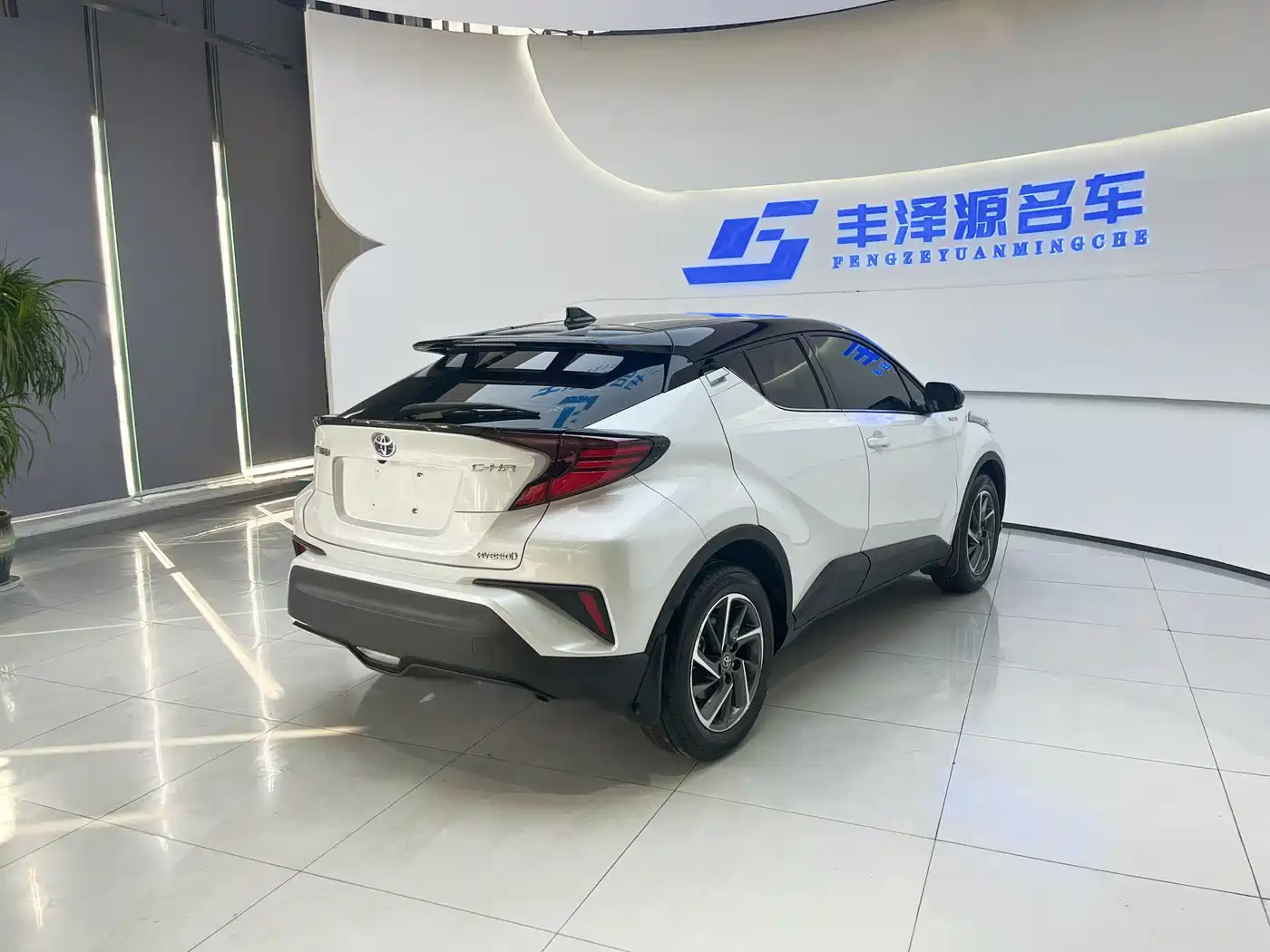 Toyota C-HR 2021 Dual Engine 2.0L E-CVT Luxury Edition фото 4
