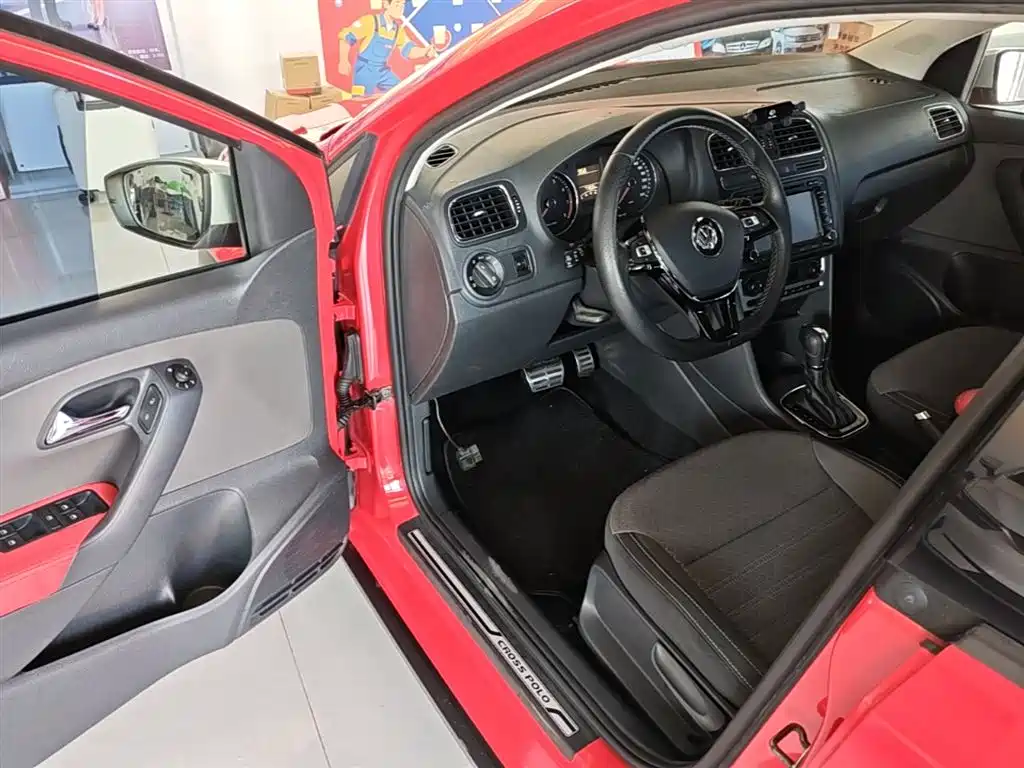 Volkswagen Polo 2014 1.6L Cross Polo Automatic фото 12