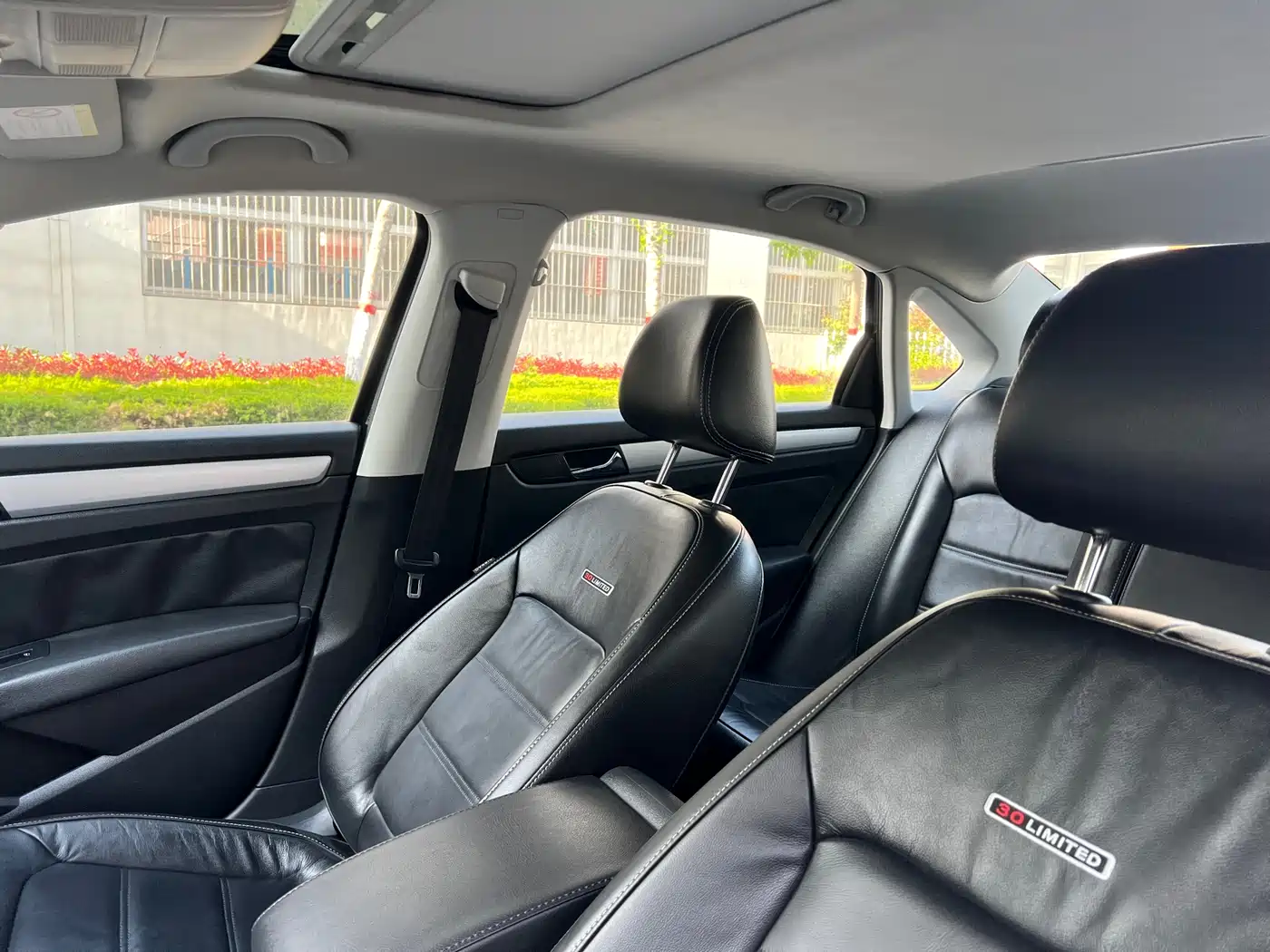 Volkswagen Passat 2015 1.8TSI DSG Prestige Edition фото 11