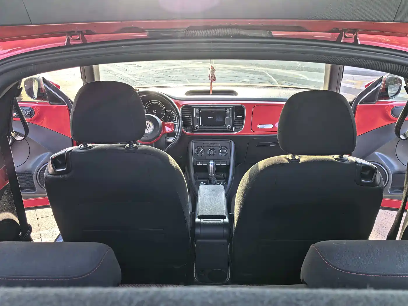 Volkswagen Beetle 2016 Model 180TSI Club Edition фото 11