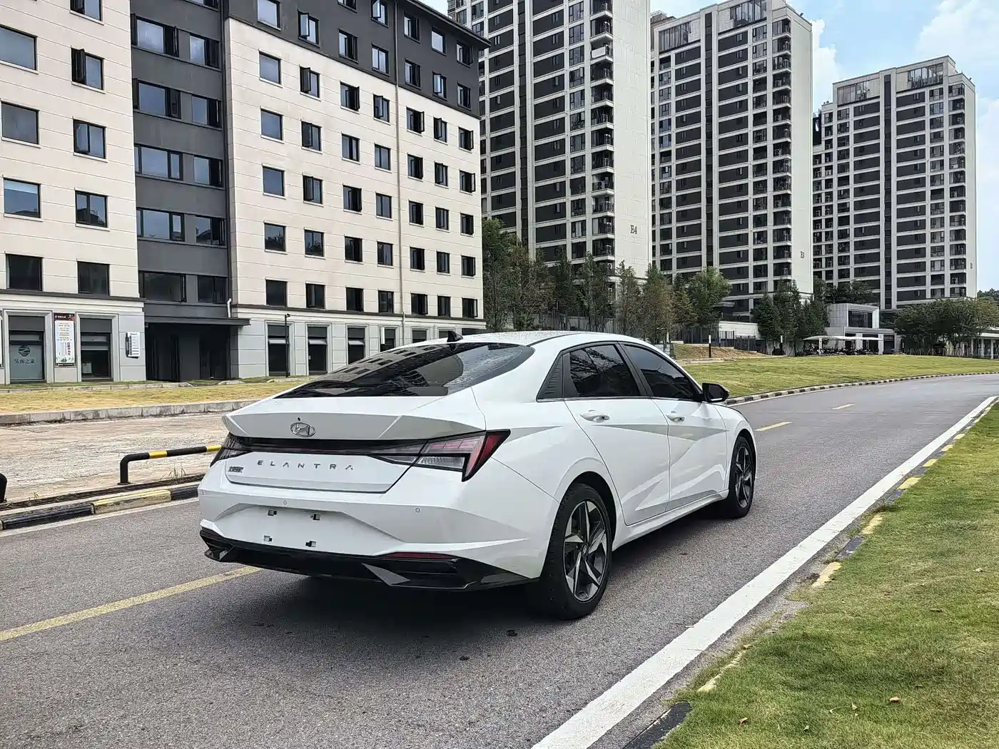 Фото 7 - Hyundai Elantra