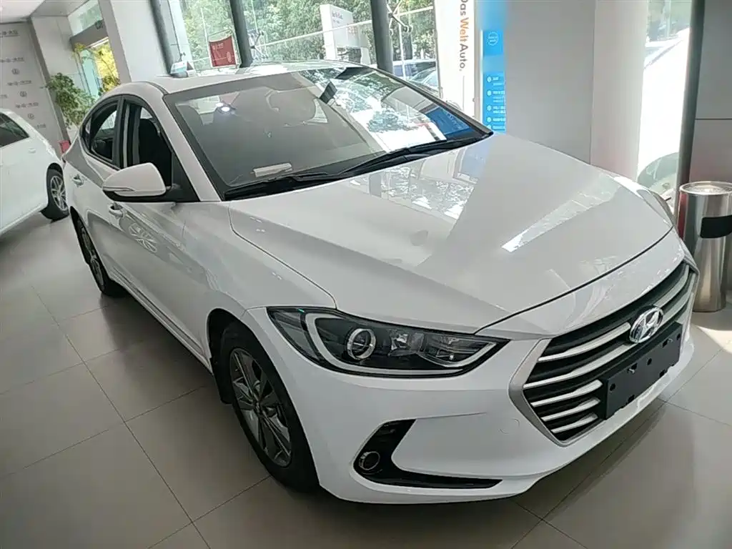 Hyundai Elantra 2016 1.6L Manual Smart & Vibrant Model фото 4