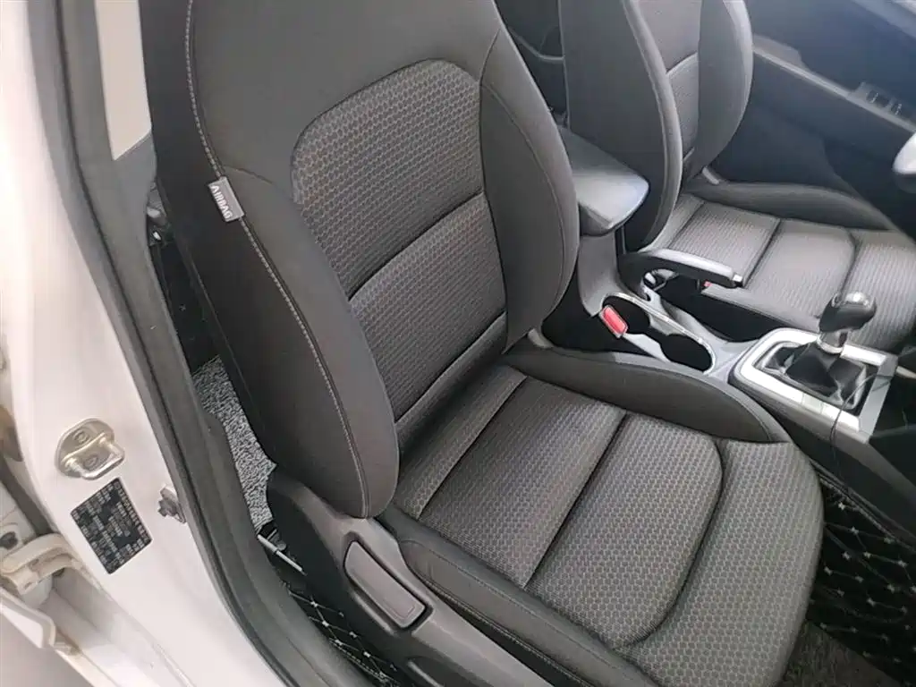 Hyundai Elantra 2016 1.6L Manual Smart & Vibrant Model фото 25