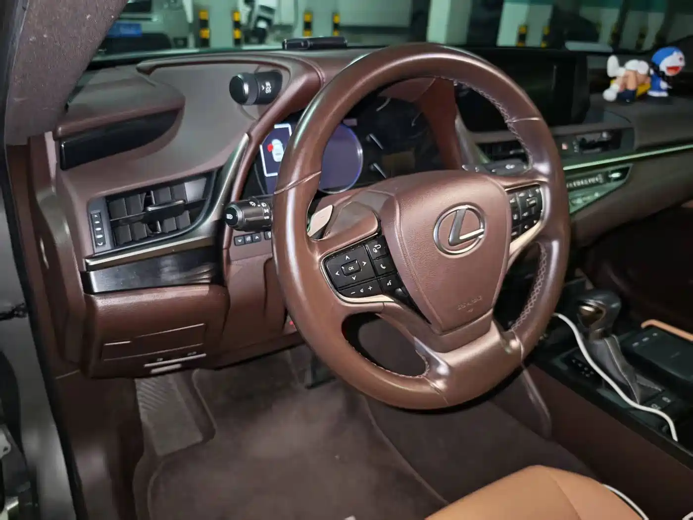 Photo 5 - Lexus ES
