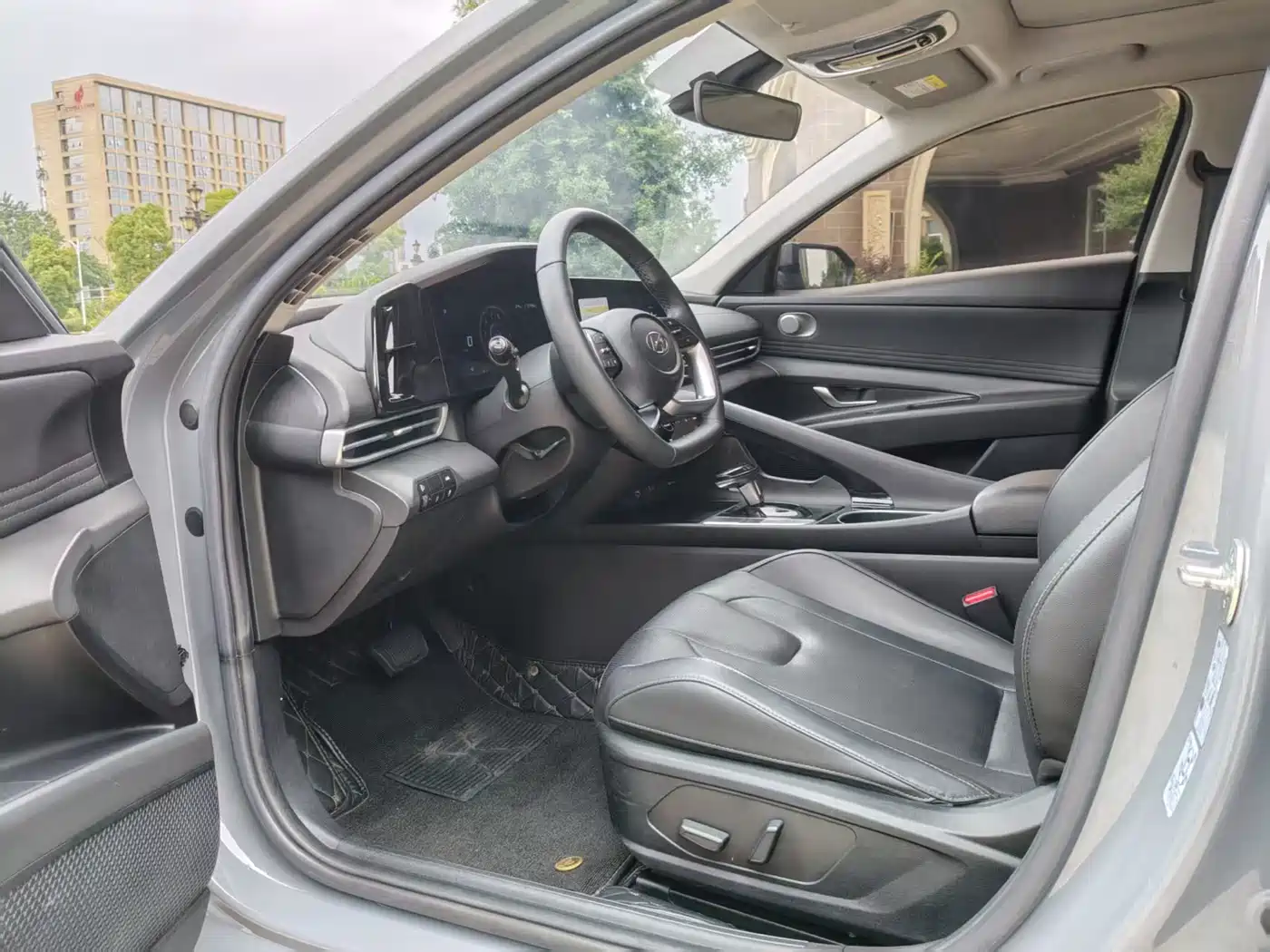 Hyundai Elantra 2022 1.5L CVT LUX Premium Edition фото 4