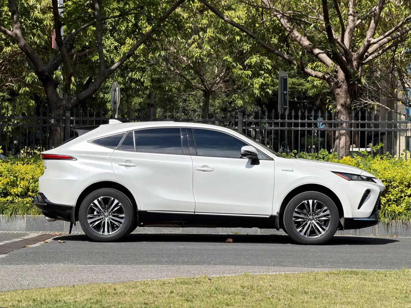 Toyota Venza 2022 Dual Engine 2.5L CVT 2WD Luxury фото 3