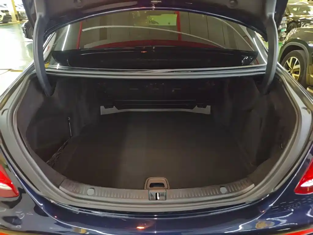 Photo 19 - Mercedes-Benz E-Class