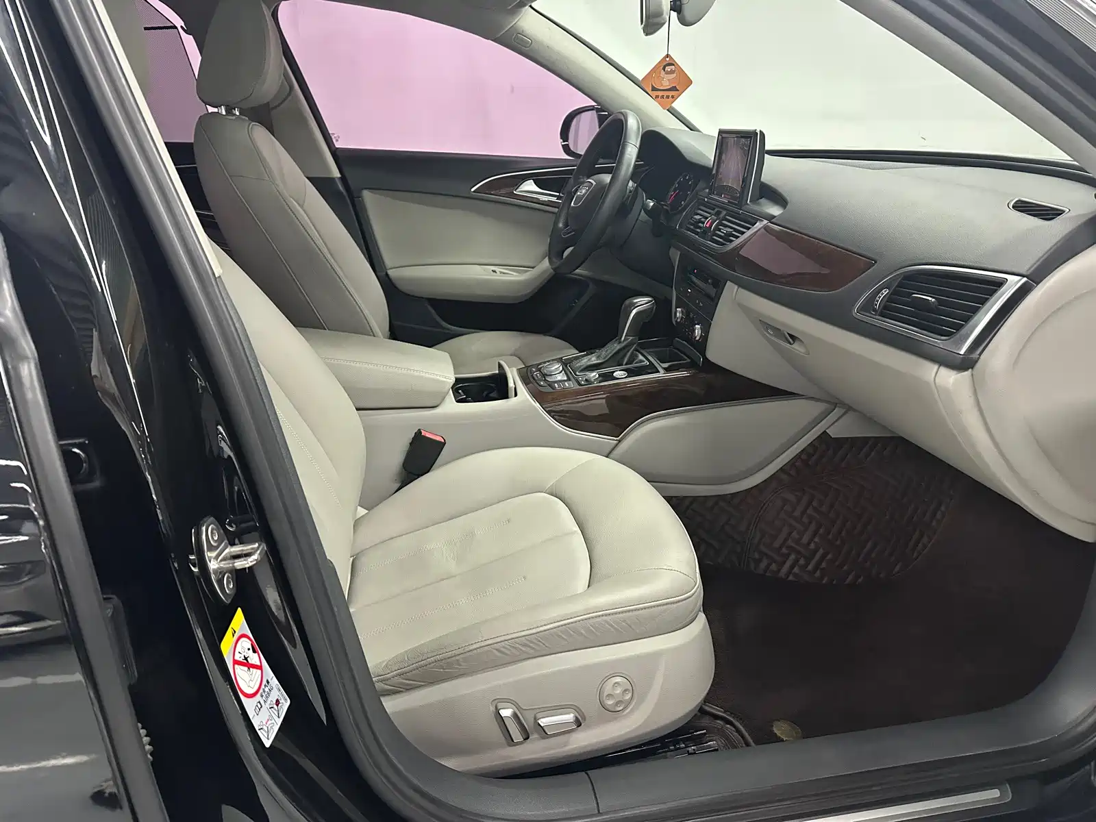 Photo 4 - Audi A6L