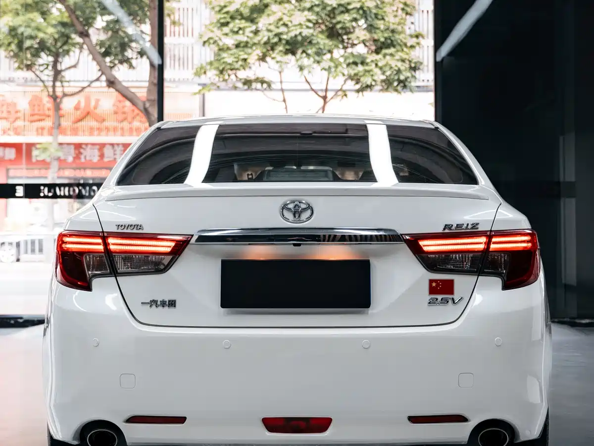 Toyota Reiz 2013 2.5V Shangrui Navigation Edition фото 4