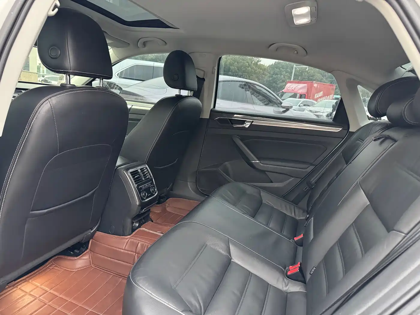 Volkswagen Passat 2016 330TSI DSG Executive Edition фото 8