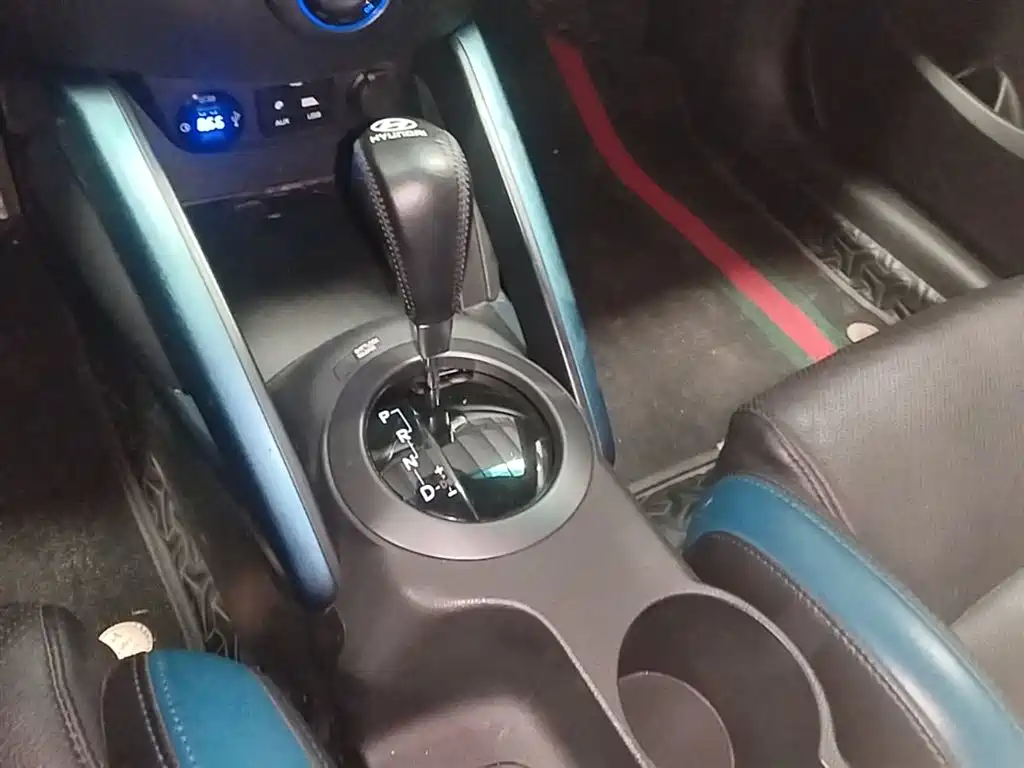 Hyundai Veloster 2015 1.6T Automatic Luxury Edition фото 14